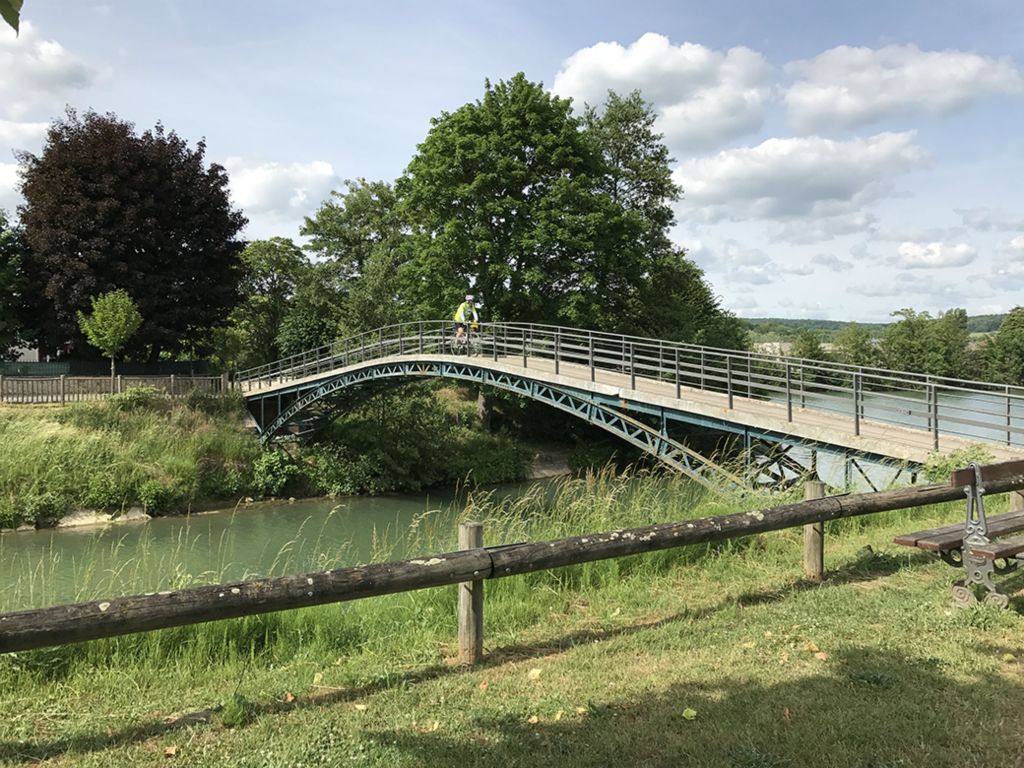 Pedestrian and bicycle bridge in Château-Thierry